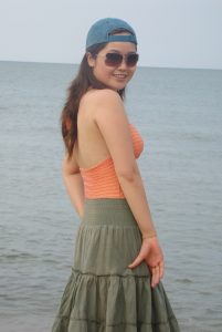 甜美的人妻华嫂，在海滩上秀着熟女的风采够养眼