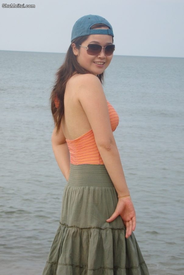 甜美的人妻华嫂，在海滩上秀着熟女的风采够养眼[第2张/共15张]