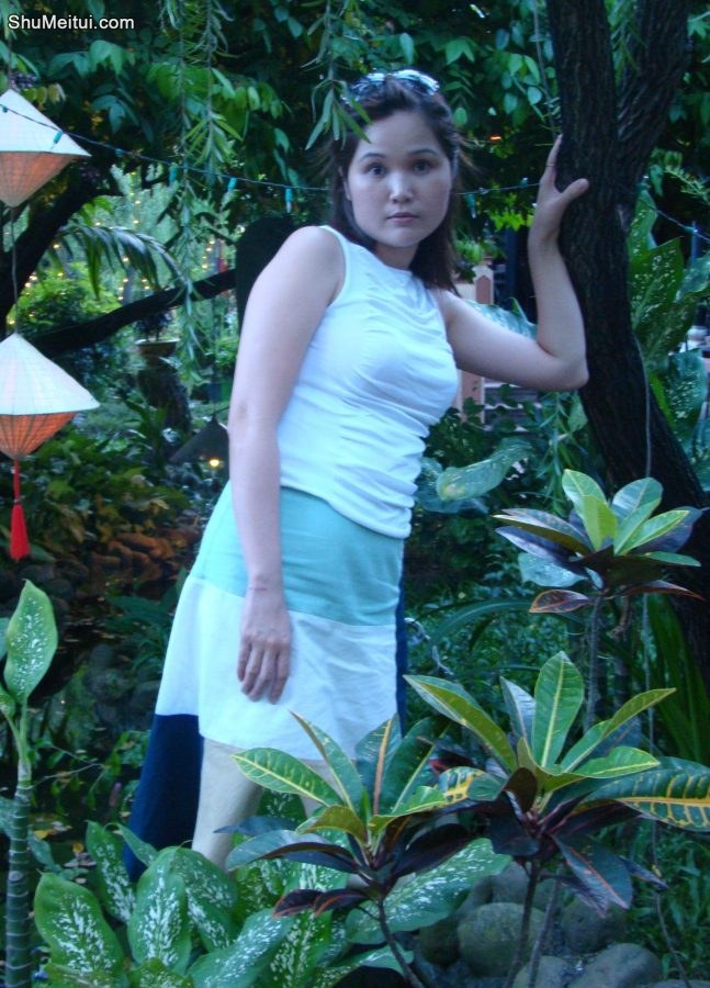 美妇华嫂去山庄吃饭消费，这么好的景色不拍照太亏了丰满身材了[第4张/共10张]