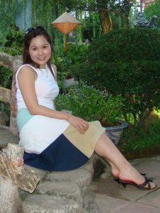 美妇华嫂去山庄吃饭消费，这么好的景色不拍照太亏了丰满身材了