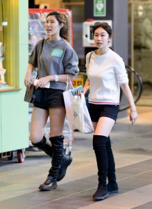 一高一低两美女苗条身材大长腿，关键还是那么的漂亮