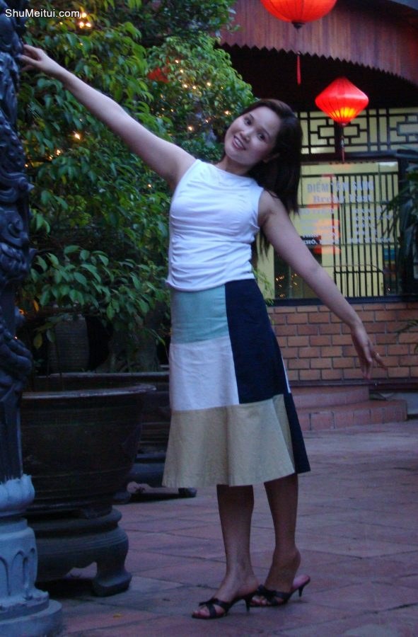 美妇华嫂去山庄吃饭消费，这么好的景色不拍照太亏了丰满身材了[第8张/共10张]