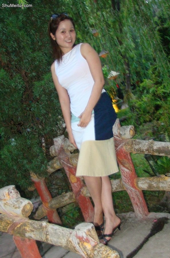 美妇华嫂去山庄吃饭消费，这么好的景色不拍照太亏了丰满身材了[第2张/共10张]