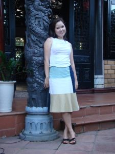 美妇华嫂去山庄吃饭消费，这么好的景色不拍照太亏了丰满身材了