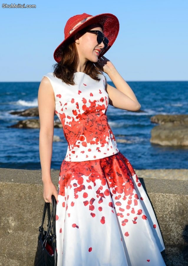 性感美妇优优海边浪一圈看看有上钩的高富帅不[第2张/共7张]