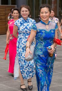 清纯的小熟女探班年长的大熟女，满眼全是大美腿呀