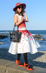 性感美妇优优海边浪一圈看看有上钩的高富帅不