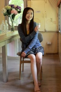 喜欢坐着摆Pose拍照的美腿人妻