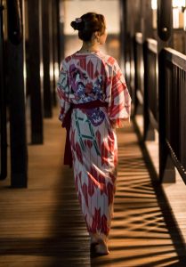 一看就是有故事的美妇，穿起和服来多了一股媚态