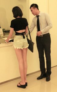 来到4S店买豪车的苗条贵妇，身材和背影太美太诱惑了