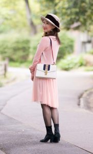 高挑美妇优优粉裙黑色丝袜，超有气质有木有