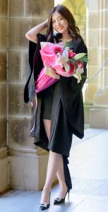 身材高挑颜值漂亮的女大学生毕业照一股清新风扑面而来