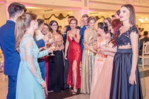 欧洲高贵的美女们聚会照片-合影部分