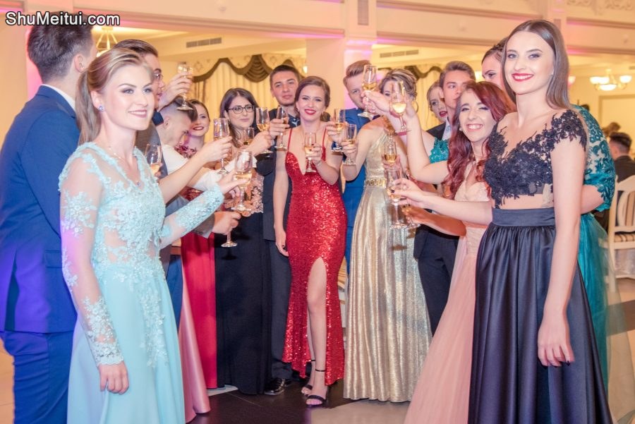 欧洲高贵的美女们聚会照片-合影部分[第3张/共35张]