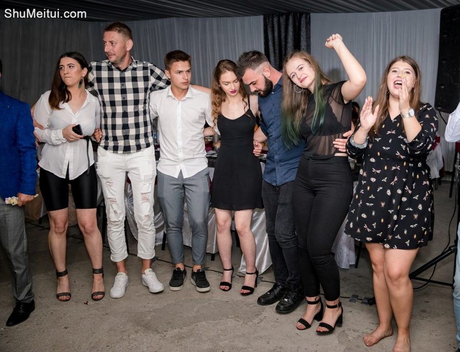 罗马尼亚美女生日派对各种美女高跟(3)[第2张/共15张]