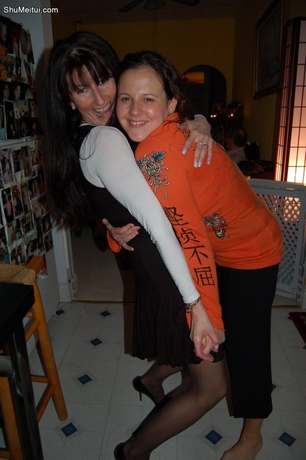 欧美金发熟女们在狂欢派对上的丝袜2[第14张/共27张]