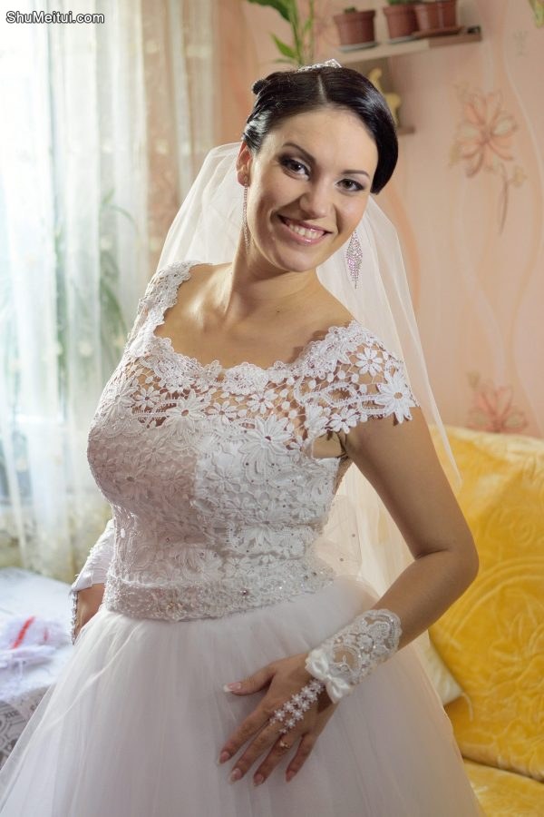 婚礼现场丰满的新娘和女嘉宾们的肉色丝袜2[第4张/共16张]