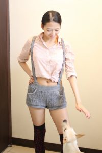 在家里分别换上了吊带短裤和短裙 哪个更漂亮?