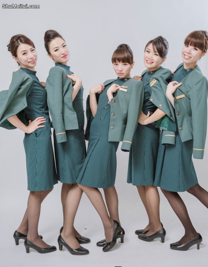 美丽的空姐们穿制服黑色丝袜在一起拍写真-第一部分[第31张/共41张]
