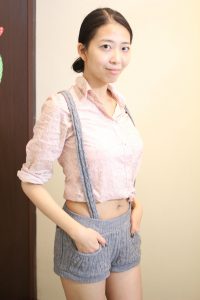 在家里分别换上了吊带短裤和短裙 哪个更漂亮?