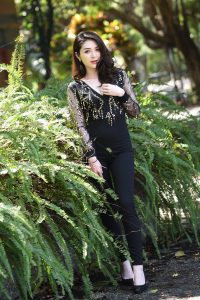 成熟气质御姐穿低胸装紧身裤细高跟外拍