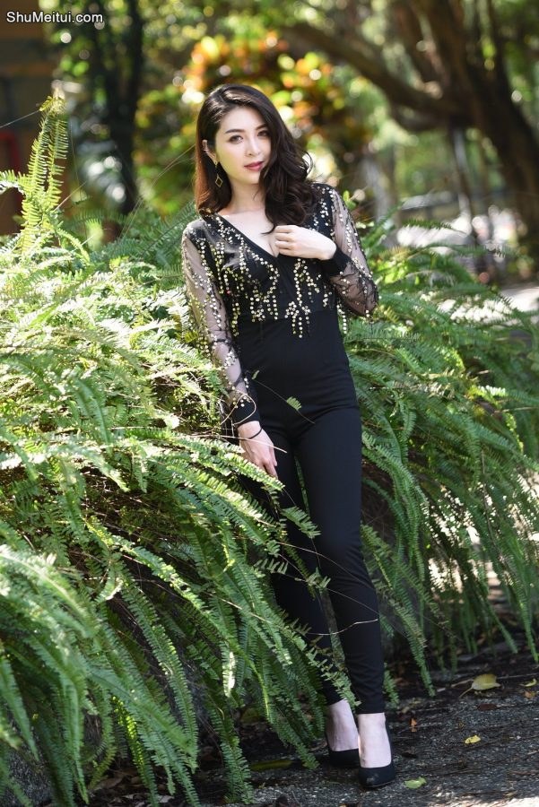 成熟气质御姐穿低胸装紧身裤细高跟外拍[第7张/共10张]