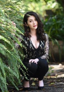 成熟气质御姐穿低胸装紧身裤细高跟外拍