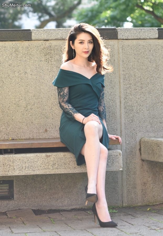 成熟气质御姐穿美裙户外拍写真跷二郎腿[第5张/共15张]