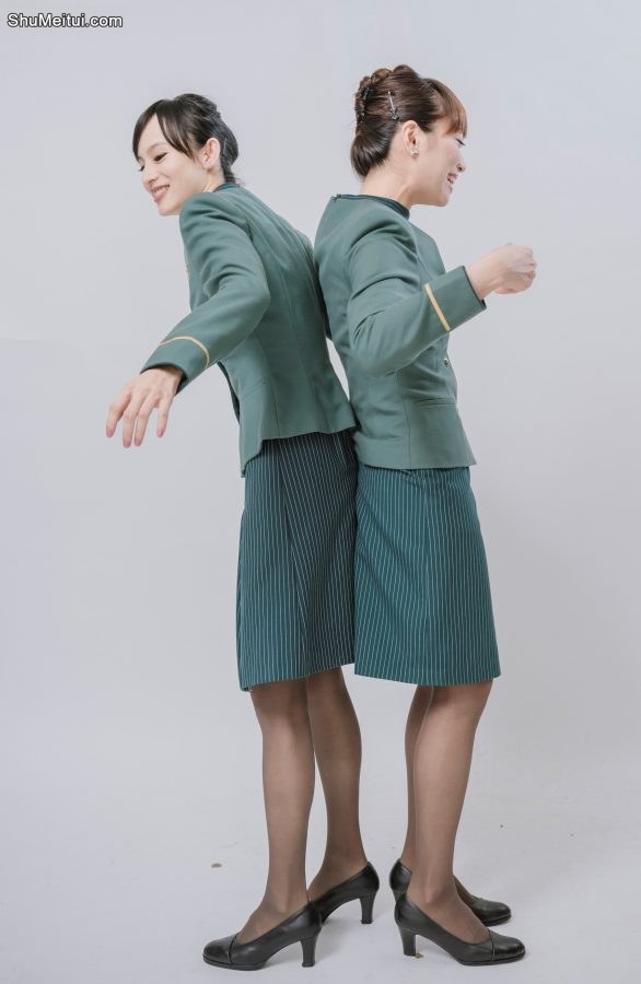 美丽的空姐们穿制服黑色丝袜在一起拍写真-第一部分[第11张/共41张]