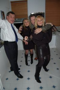 欧美金发熟女们在狂欢派对上的丝袜2