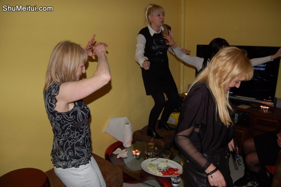 欧美金发熟女们在狂欢派对上的丝袜2[第17张/共27张]