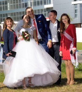 婚礼现场丰满的新娘和女嘉宾们的肉色丝袜2