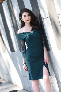 成熟气质御姐穿美裙户外拍写真跷二郎腿