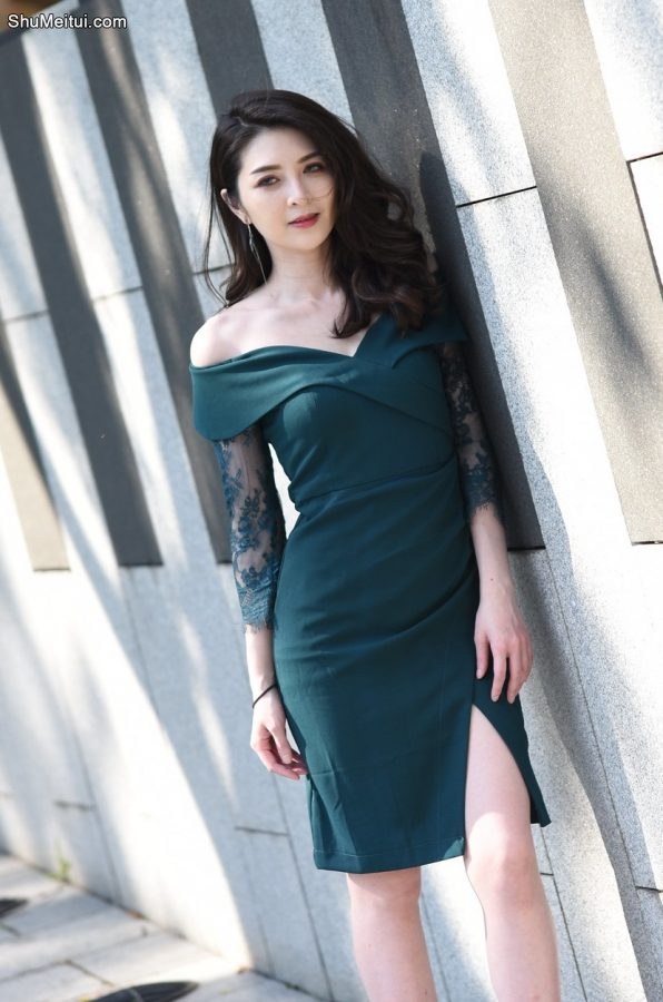 成熟气质御姐穿美裙户外拍写真跷二郎腿[第10张/共15张]