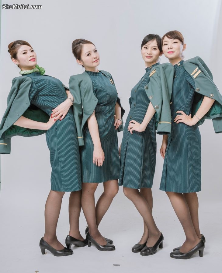 美丽的空姐们穿制服黑色丝袜在一起拍写真-第一部分[第27张/共41张]