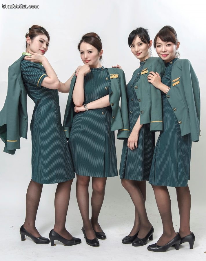 美丽的空姐们穿制服黑色丝袜在一起拍写真-第一部分[第30张/共41张]