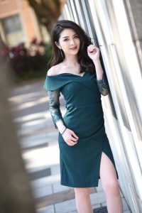 成熟气质御姐穿美裙户外拍写真跷二郎腿