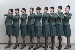 美丽的空姐们穿制服黑色丝袜在一起拍写真-第一部分