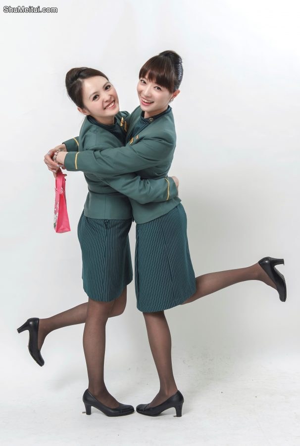 美丽的空姐们穿制服黑色丝袜在一起拍写真-第一部分[第24张/共41张]