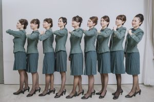 美丽的空姐们穿制服黑色丝袜在一起拍写真-第一部分