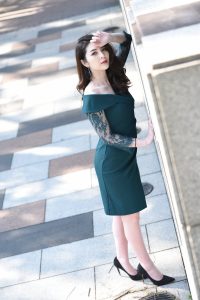 成熟气质御姐穿美裙户外拍写真跷二郎腿