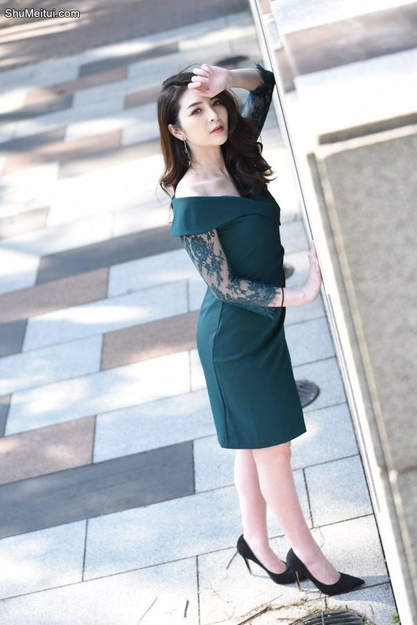 成熟气质御姐穿美裙户外拍写真跷二郎腿[第15张/共15张]