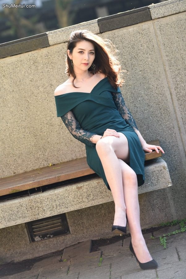 成熟气质御姐穿美裙户外拍写真跷二郎腿[第4张/共15张]