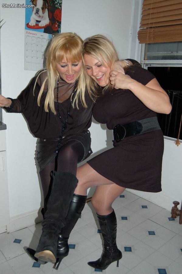 欧美金发熟女们在狂欢派对上的丝袜2[第5张/共27张]