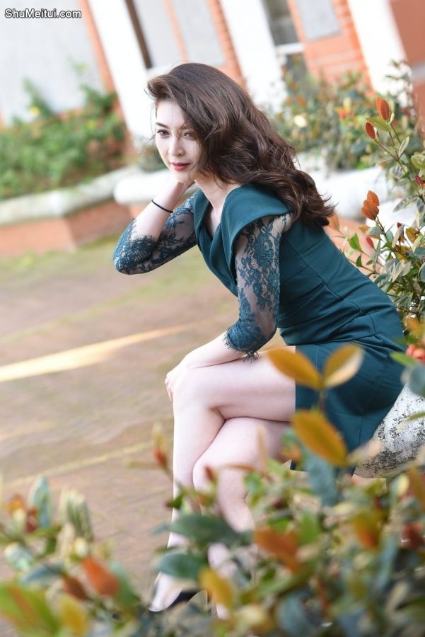 成熟气质御姐穿美裙户外拍写真跷二郎腿[第2张/共15张]