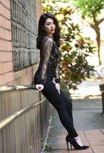 成熟气质御姐穿低胸装紧身裤细高跟外拍