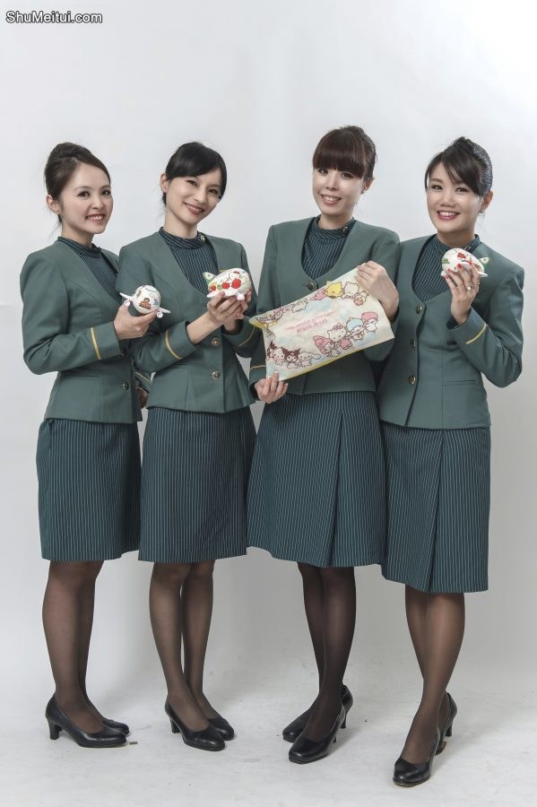 美丽的空姐们穿制服黑色丝袜在一起拍写真-第一部分[第21张/共41张]
