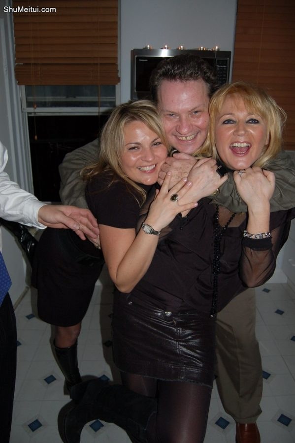 欧美金发熟女们在狂欢派对上的丝袜2[第4张/共27张]