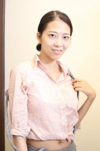 在家里分别换上了吊带短裤和短裙 哪个更漂亮?