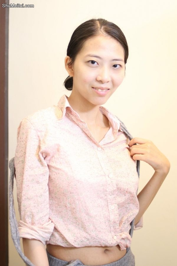 在家里分别换上了吊带短裤和短裙 哪个更漂亮?[第14张/共16张]